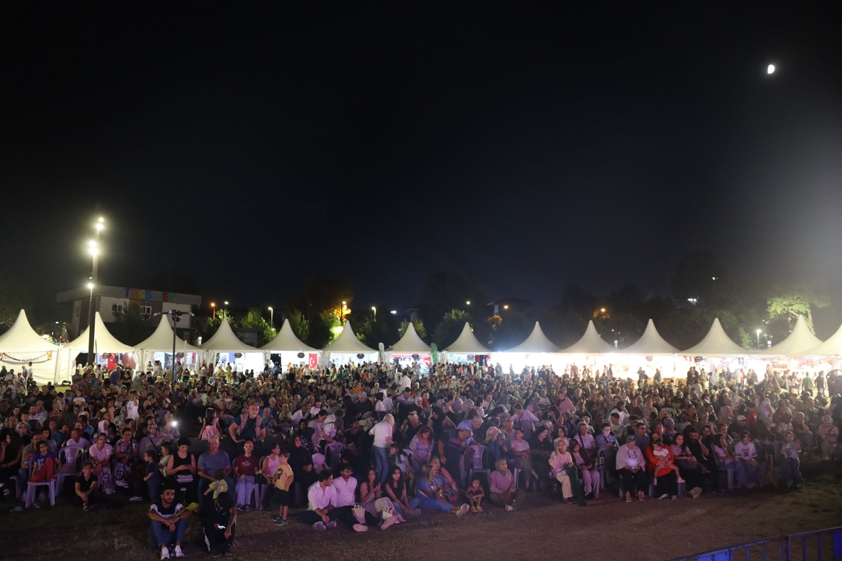 Sakarya Büyükşehir Belediyesi’nin ev sahipliğinde Millet Bahçesi’nde düzenlenen 3. Geleneksel Sakarya Kültür Festivali; Kafkas, İç Anadolu, Doğu ve Güneydoğu Anadolu’nun renkli kültür buluşmaları İŞE O GÖRÜNTÜLER
