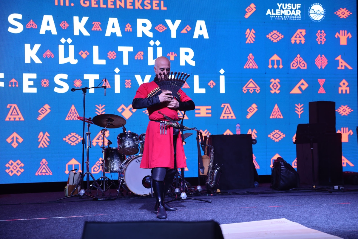 Sakarya Büyükşehir Belediyesi’nin ev sahipliğinde Millet Bahçesi’nde düzenlenen 3. Geleneksel Sakarya Kültür Festivali; Kafkas, İç Anadolu, Doğu ve Güneydoğu Anadolu’nun renkli kültür buluşmaları İŞE O GÖRÜNTÜLER