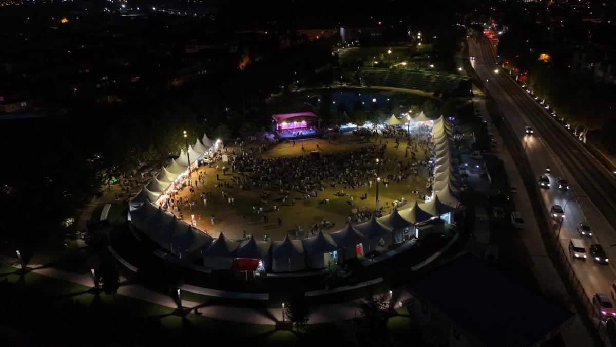 Sakarya Büyükşehir Belediyesi’nin ev sahipliğinde Millet Bahçesi’nde düzenlenen 3. Geleneksel Sakarya Kültür Festivali; Kafkas, İç Anadolu, Doğu ve Güneydoğu Anadolu’nun renkli kültür buluşmaları İŞE O GÖRÜNTÜLER