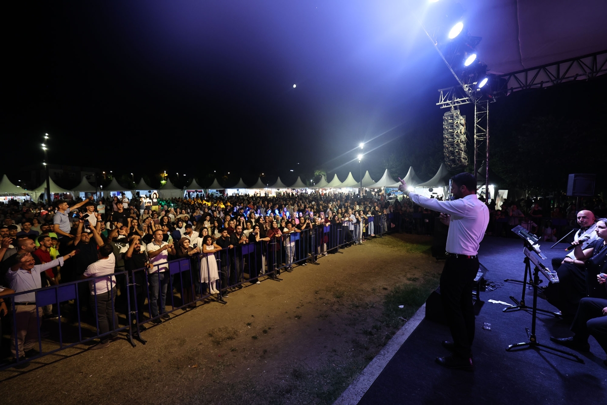 Sakarya Büyükşehir Belediyesi’nin ev sahipliğinde Millet Bahçesi’nde düzenlenen 3. Geleneksel Sakarya Kültür Festivali; Kafkas, İç Anadolu, Doğu ve Güneydoğu Anadolu’nun renkli kültür buluşmaları İŞE O GÖRÜNTÜLER