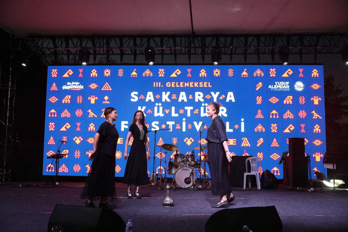 Sakarya Büyükşehir Belediyesi’nin ev sahipliğinde Millet Bahçesi’nde düzenlenen 3. Geleneksel Sakarya Kültür Festivali; Kafkas, İç Anadolu, Doğu ve Güneydoğu Anadolu’nun renkli kültür buluşmaları İŞE O GÖRÜNTÜLER
