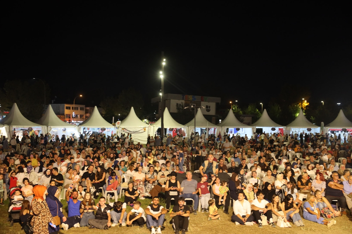 Sakarya Büyükşehir Belediyesi’nin ev sahipliğinde Millet Bahçesi’nde düzenlenen 3. Geleneksel Sakarya Kültür Festivali; Kafkas, İç Anadolu, Doğu ve Güneydoğu Anadolu’nun renkli kültür buluşmaları İŞE O GÖRÜNTÜLER