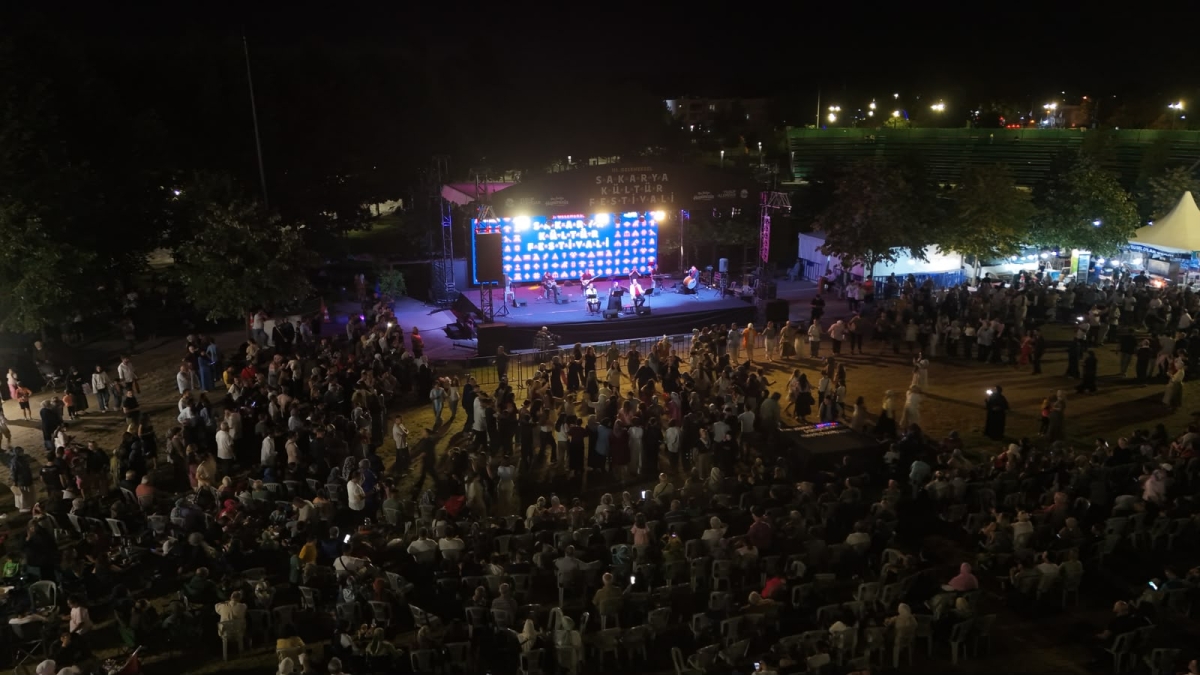 Sakarya Büyükşehir Belediyesi’nin ev sahipliğinde Millet Bahçesi’nde düzenlenen 3. Geleneksel Sakarya Kültür Festivali; Kafkas, İç Anadolu, Doğu ve Güneydoğu Anadolu’nun renkli kültür buluşmaları İŞE O GÖRÜNTÜLER