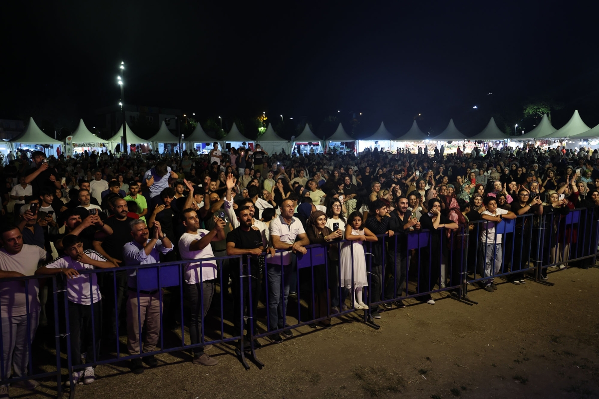 Sakarya Büyükşehir Belediyesi’nin ev sahipliğinde Millet Bahçesi’nde düzenlenen 3. Geleneksel Sakarya Kültür Festivali; Kafkas, İç Anadolu, Doğu ve Güneydoğu Anadolu’nun renkli kültür buluşmaları İŞE O GÖRÜNTÜLER