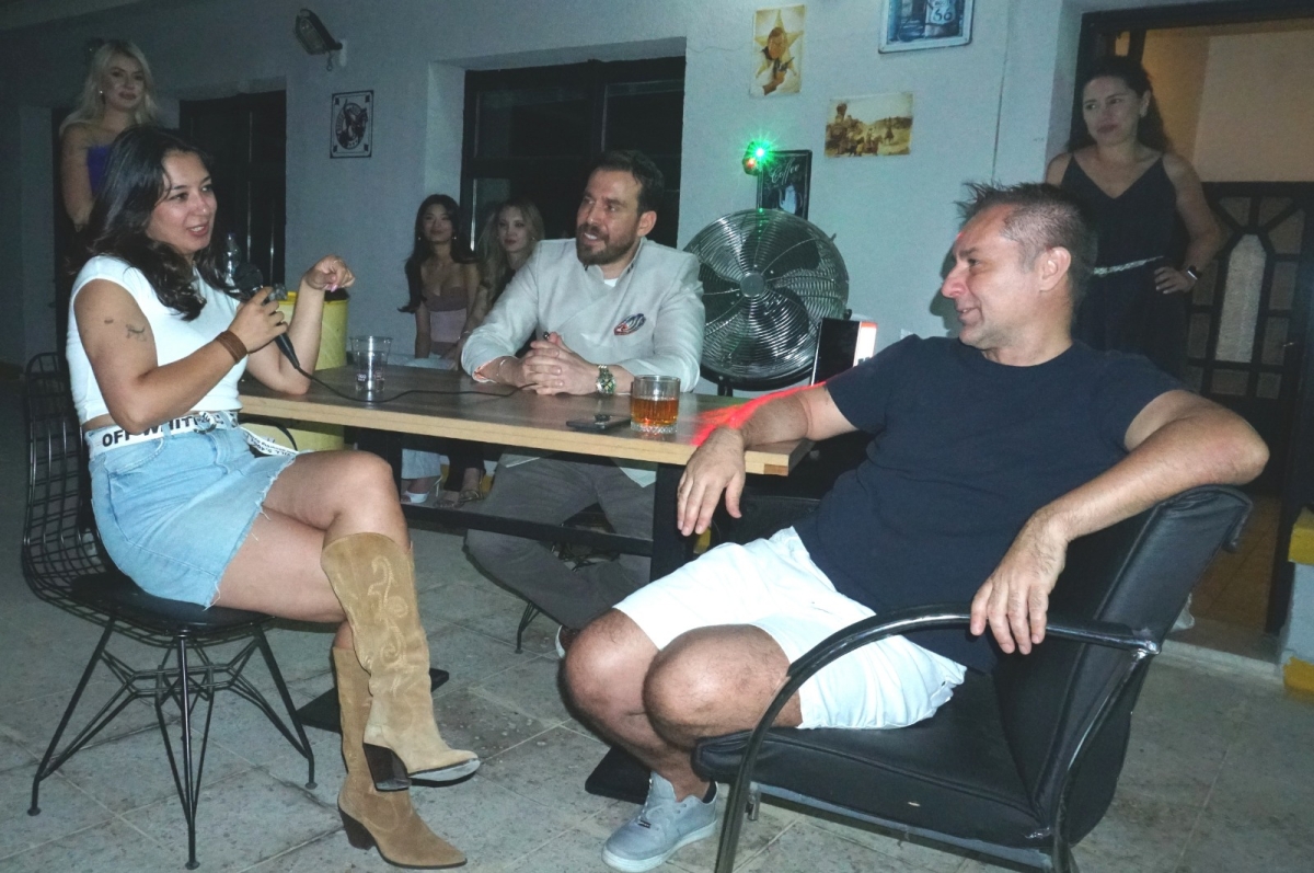Efsane Adam Yeni Yaşını Dostları İle Kutladı: Ankara’nın Güvenilir Yüzü Burak Özdemir Joker Teras’ta Buluştu! Ankara iş ve cemiyet hayatının tanınan, sevilen ve güvenilir isimlerinden Burak Özdemir, 52. yaş gününü