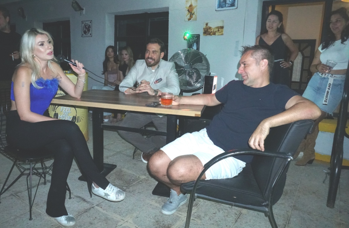 Efsane Adam Yeni Yaşını Dostları İle Kutladı: Ankara’nın Güvenilir Yüzü Burak Özdemir Joker Teras’ta Buluştu! Ankara iş ve cemiyet hayatının tanınan, sevilen ve güvenilir isimlerinden Burak Özdemir, 52. yaş gününü