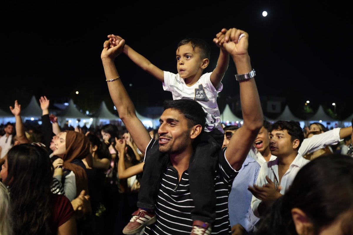 Sakarya Büyükşehir Belediyesi'nin düzenlediği 3. Geleneksel Sakarya Kültür Festivali, Roman Kültür Buluşması ve muhteşem Roman Konseri’yle geceye damga vurarak renkli bir final yaptı!