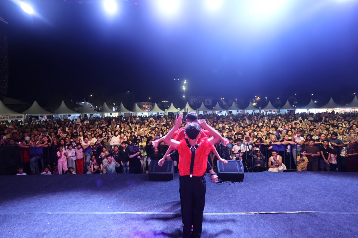 Sakarya Büyükşehir Belediyesi'nin düzenlediği 3. Geleneksel Sakarya Kültür Festivali, Roman Kültür Buluşması ve muhteşem Roman Konseri’yle geceye damga vurarak renkli bir final yaptı!