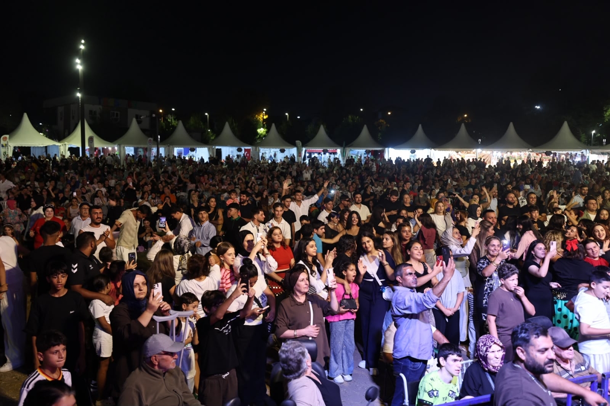 Sakarya Büyükşehir Belediyesi'nin düzenlediği 3. Geleneksel Sakarya Kültür Festivali, Roman Kültür Buluşması ve muhteşem Roman Konseri’yle geceye damga vurarak renkli bir final yaptı!
