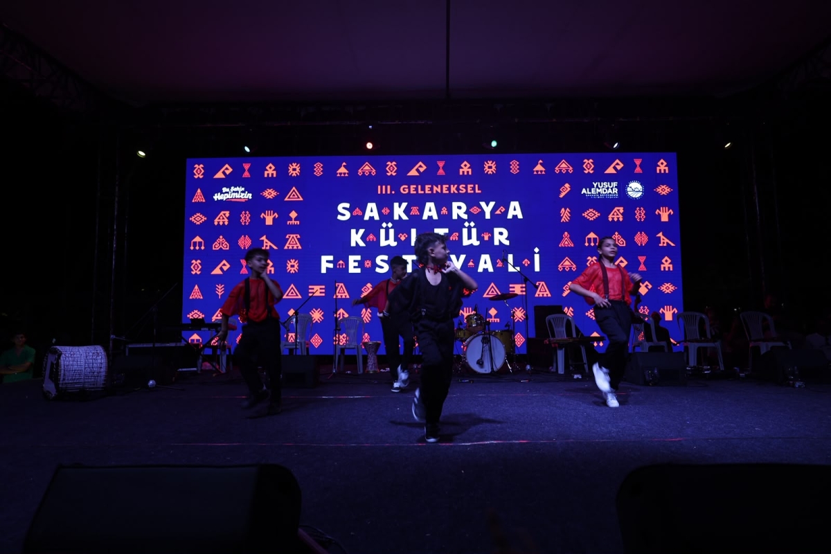 Sakarya Büyükşehir Belediyesi'nin düzenlediği 3. Geleneksel Sakarya Kültür Festivali, Roman Kültür Buluşması ve muhteşem Roman Konseri’yle geceye damga vurarak renkli bir final yaptı!
