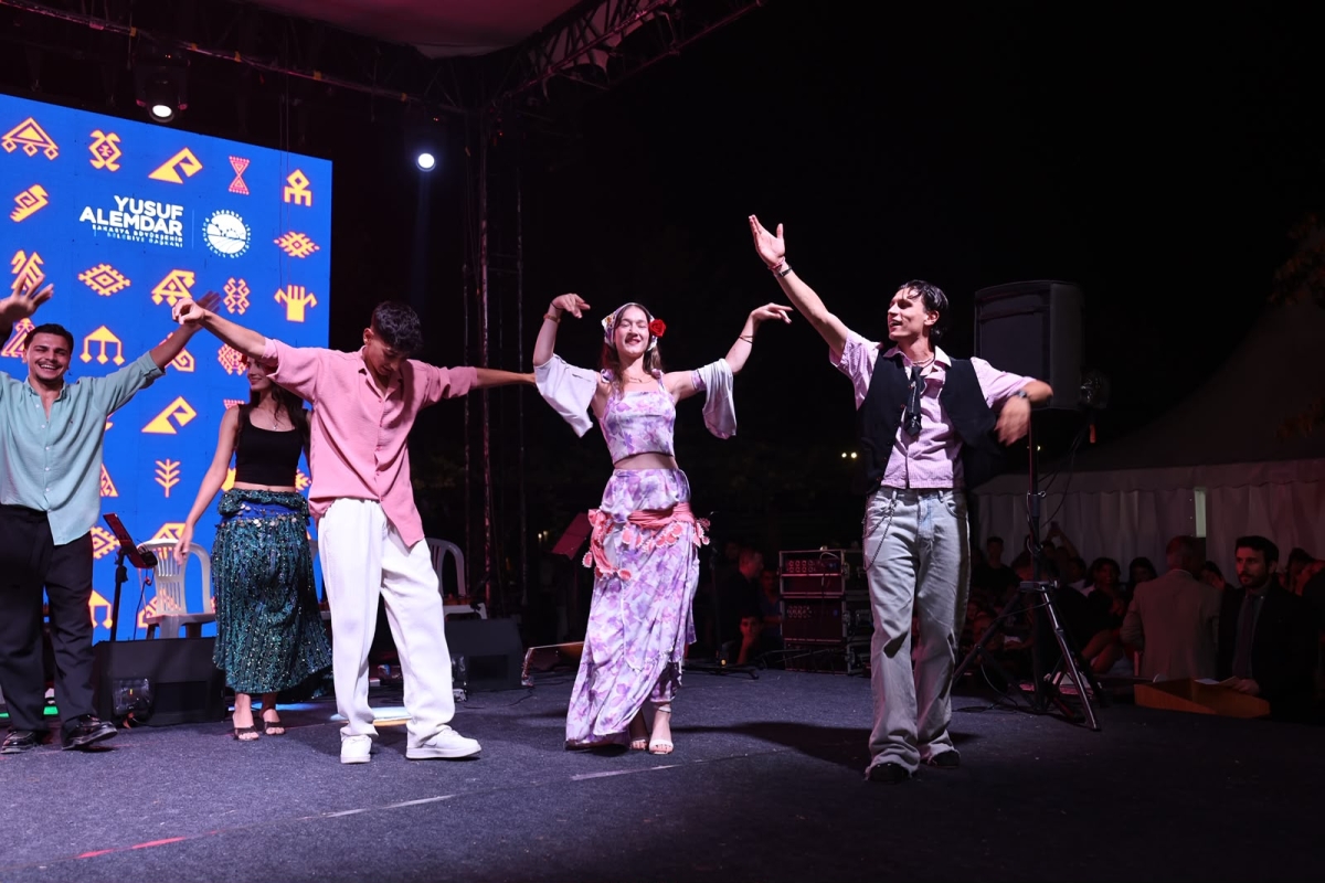 Sakarya Büyükşehir Belediyesi'nin düzenlediği 3. Geleneksel Sakarya Kültür Festivali, Roman Kültür Buluşması ve muhteşem Roman Konseri’yle geceye damga vurarak renkli bir final yaptı!