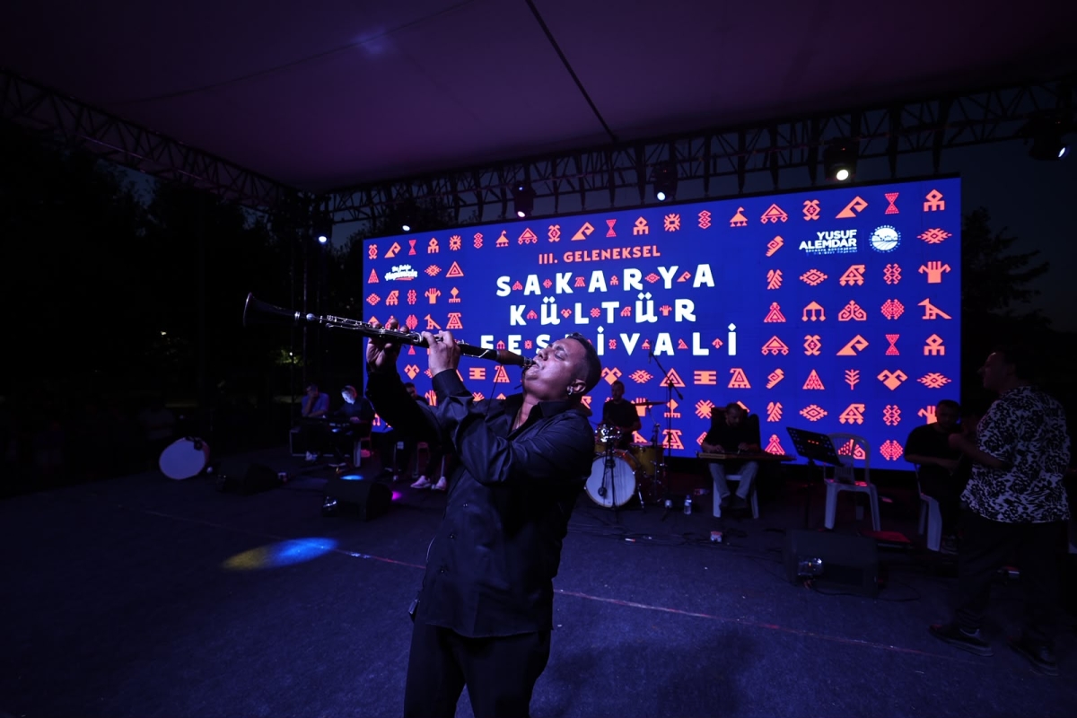 Sakarya Büyükşehir Belediyesi'nin düzenlediği 3. Geleneksel Sakarya Kültür Festivali, Roman Kültür Buluşması ve muhteşem Roman Konseri’yle geceye damga vurarak renkli bir final yaptı!