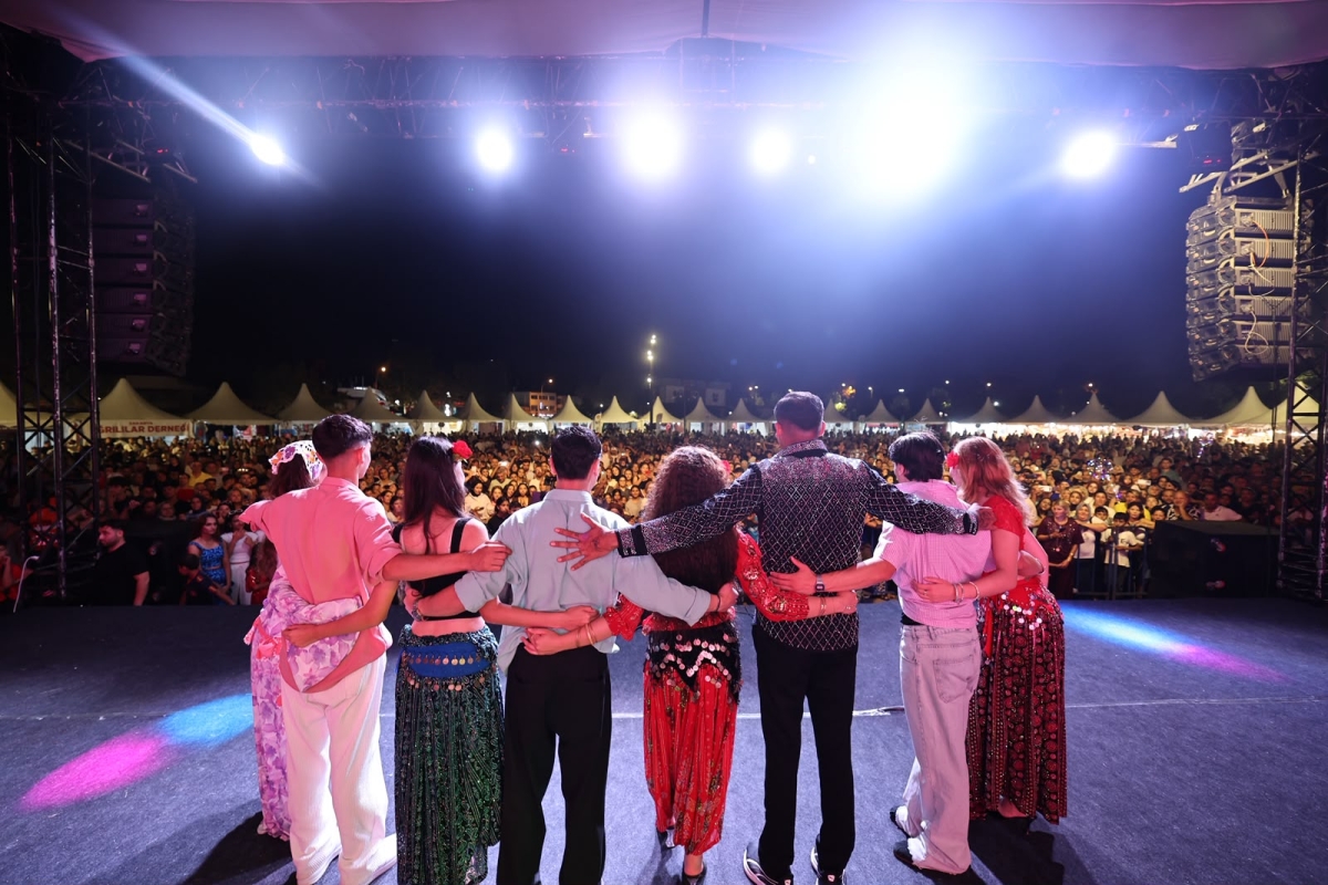 Sakarya Büyükşehir Belediyesi'nin düzenlediği 3. Geleneksel Sakarya Kültür Festivali, Roman Kültür Buluşması ve muhteşem Roman Konseri’yle geceye damga vurarak renkli bir final yaptı!