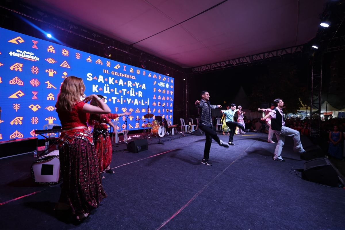 Sakarya Büyükşehir Belediyesi'nin düzenlediği 3. Geleneksel Sakarya Kültür Festivali, Roman Kültür Buluşması ve muhteşem Roman Konseri’yle geceye damga vurarak renkli bir final yaptı!