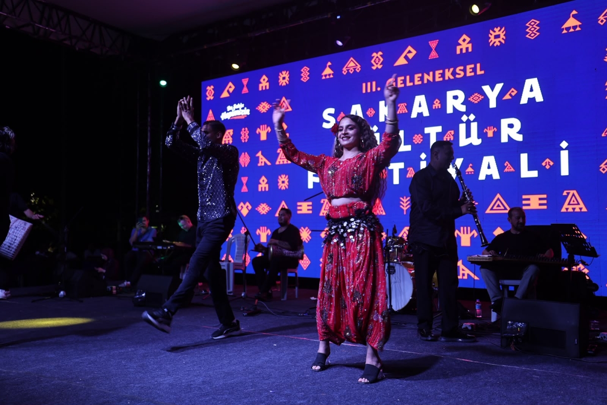 Sakarya Büyükşehir Belediyesi'nin düzenlediği 3. Geleneksel Sakarya Kültür Festivali, Roman Kültür Buluşması ve muhteşem Roman Konseri’yle geceye damga vurarak renkli bir final yaptı!