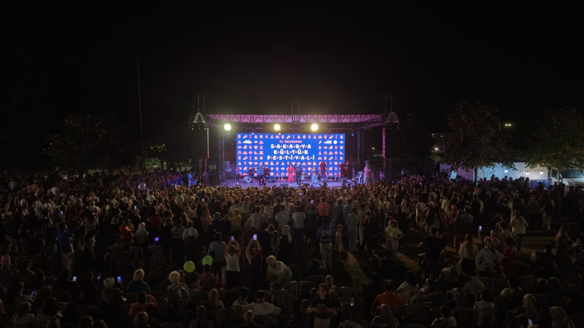 Sakarya Büyükşehir Belediyesi'nin düzenlediği 3. Geleneksel Sakarya Kültür Festivali, Roman Kültür Buluşması ve muhteşem Roman Konseri’yle geceye damga vurarak renkli bir final yaptı!