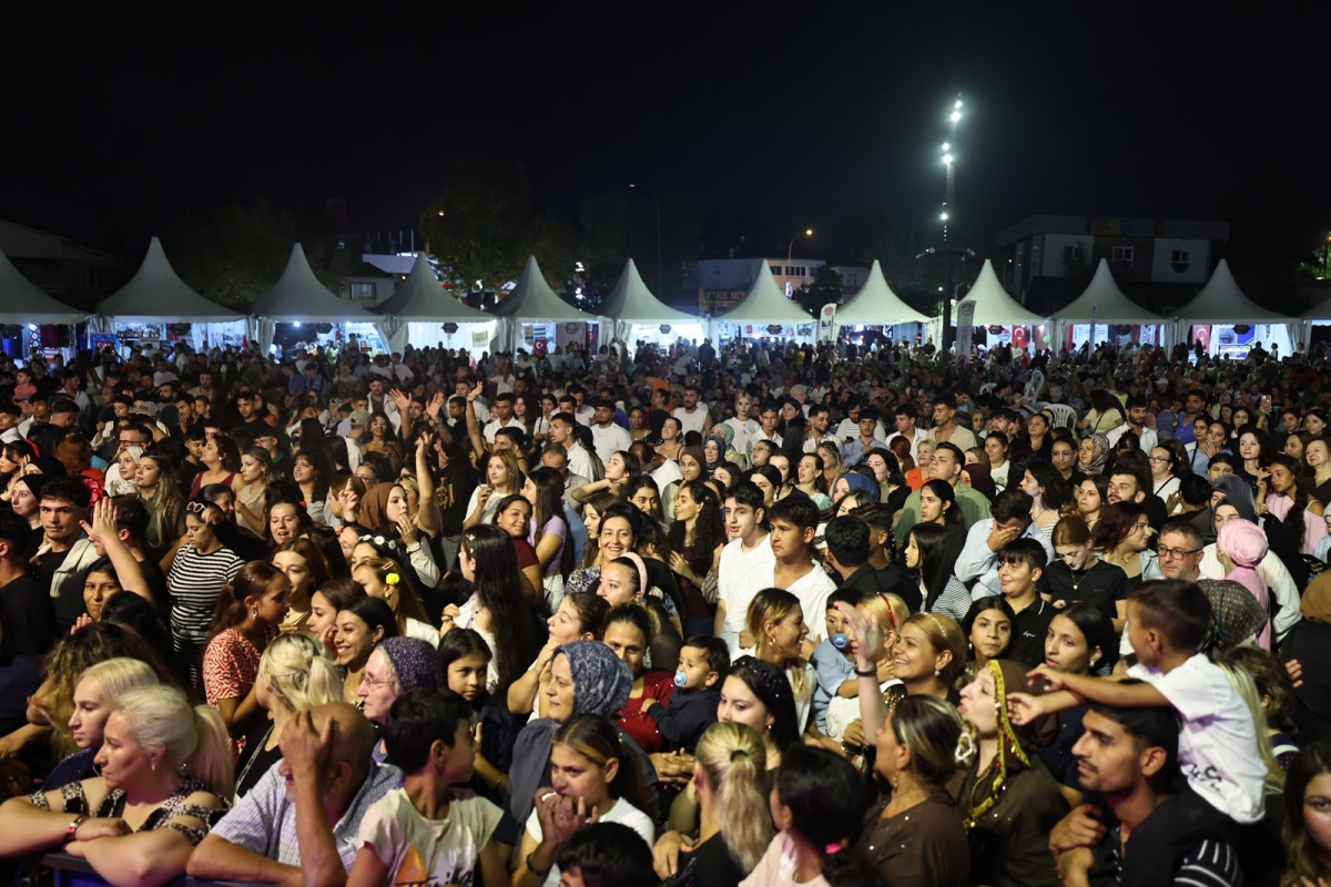 Sakarya Büyükşehir Belediyesi'nin düzenlediği 3. Geleneksel Sakarya Kültür Festivali, Roman Kültür Buluşması ve muhteşem Roman Konseri’yle geceye damga vurarak renkli bir final yaptı!