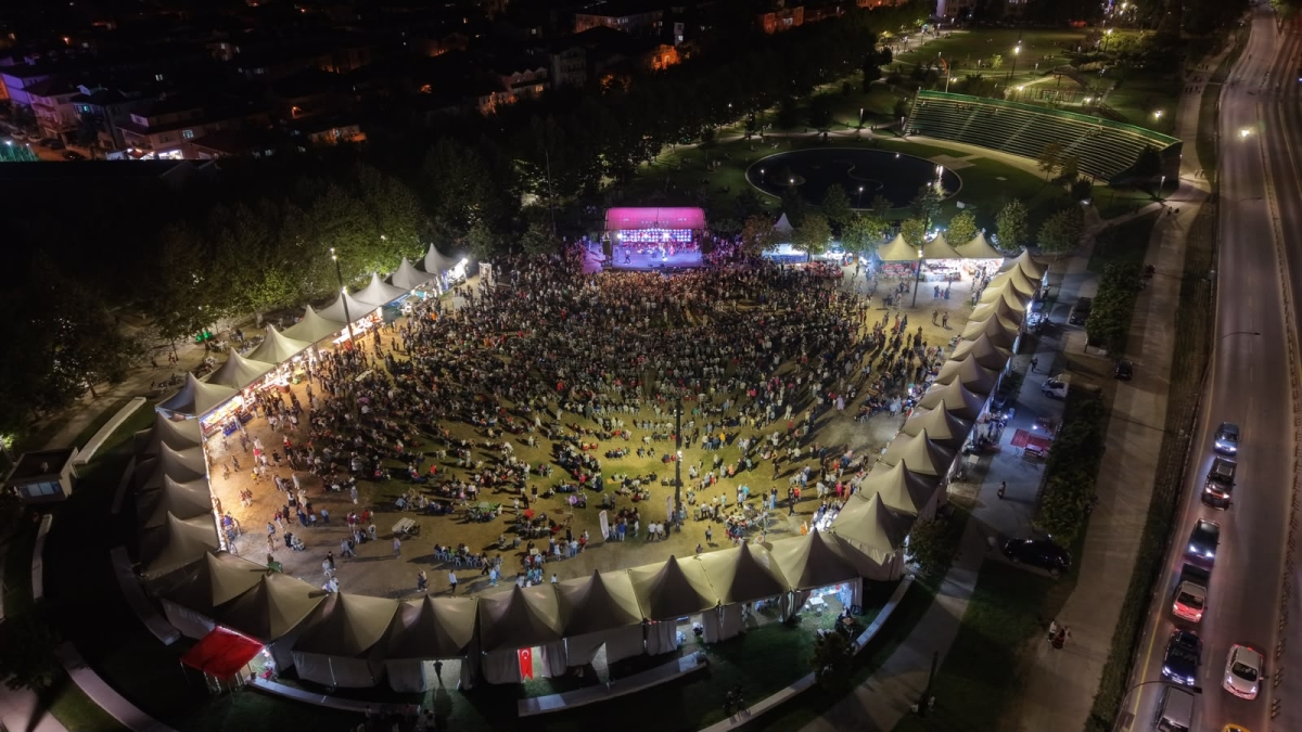 Sakarya Büyükşehir Belediyesi'nin düzenlediği 3. Geleneksel Sakarya Kültür Festivali, Roman Kültür Buluşması ve muhteşem Roman Konseri’yle geceye damga vurarak renkli bir final yaptı!