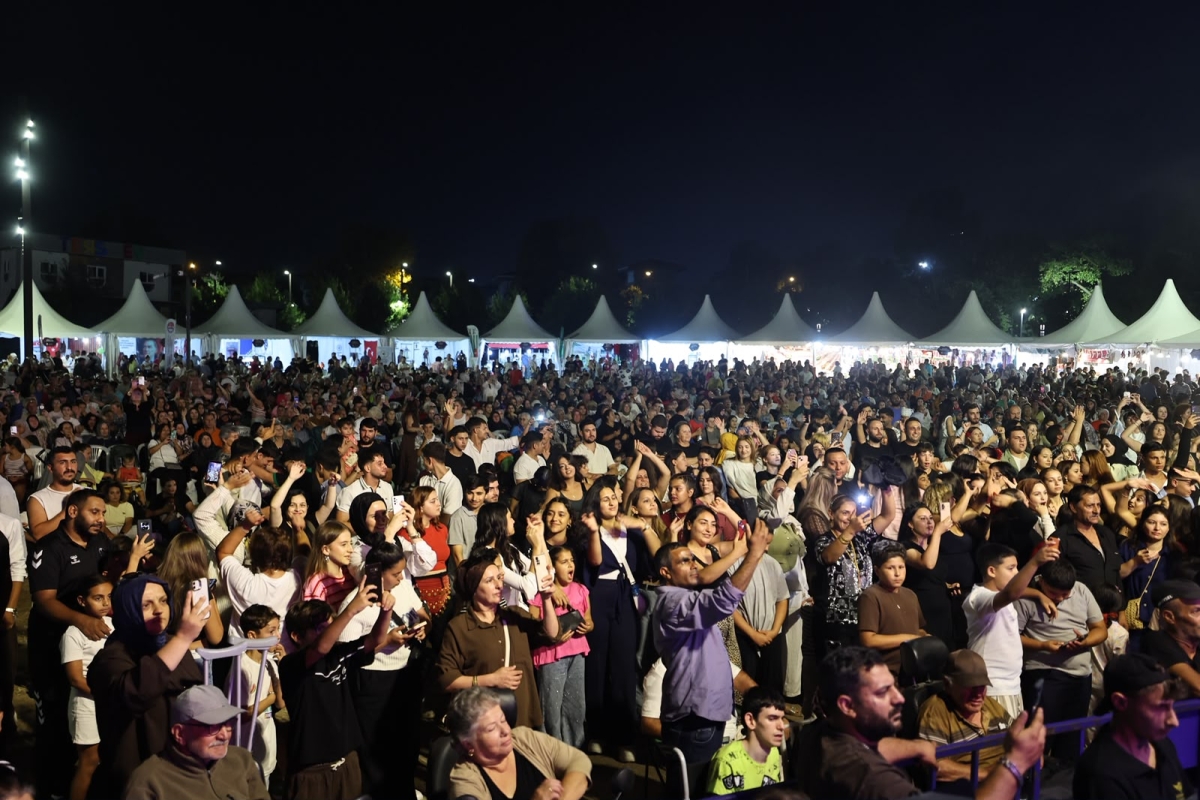 Sakarya Büyükşehir Belediyesi'nin düzenlediği 3. Geleneksel Sakarya Kültür Festivali, Roman Kültür Buluşması ve muhteşem Roman Konseri’yle geceye damga vurarak renkli bir final yaptı!