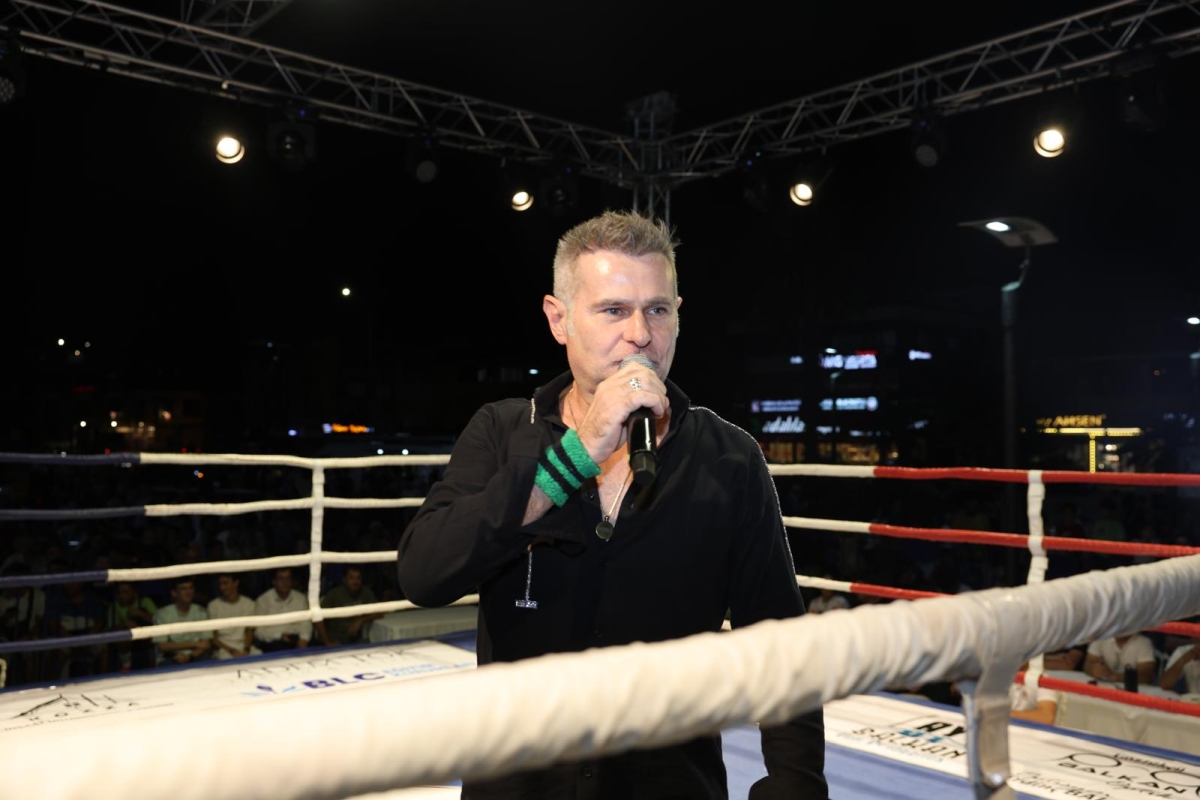 Erenler Belediyesi ile Akburak Spor Kulübü iş birliğinde düzenlenen Malazgirt Zaferi Profesyonel Boks Gecesi ve Akif Yener Konseri, vatandaşların yoğun katılımıyla Erenler Belediyesi bahçesinde gerçekleştirildi.