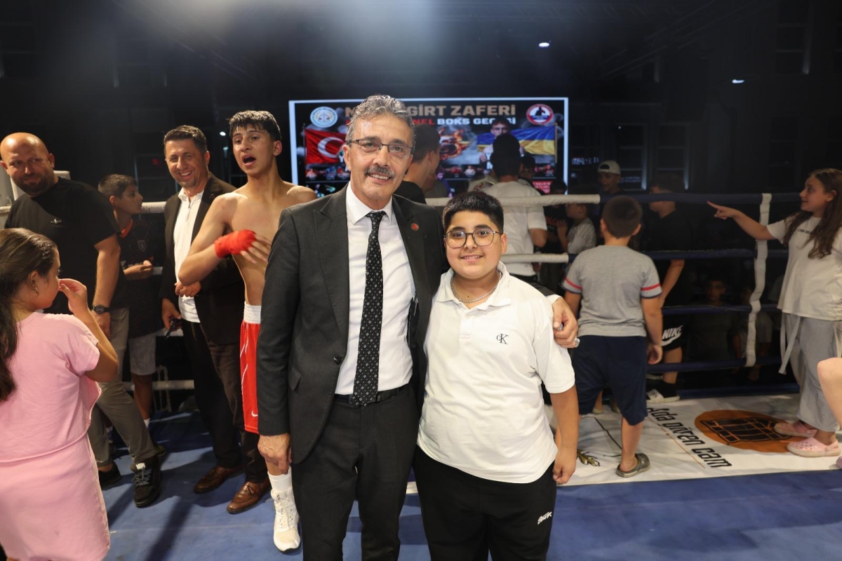 Erenler Belediyesi ile Akburak Spor Kulübü iş birliğinde düzenlenen Malazgirt Zaferi Profesyonel Boks Gecesi ve Akif Yener Konseri, vatandaşların yoğun katılımıyla Erenler Belediyesi bahçesinde gerçekleştirildi.