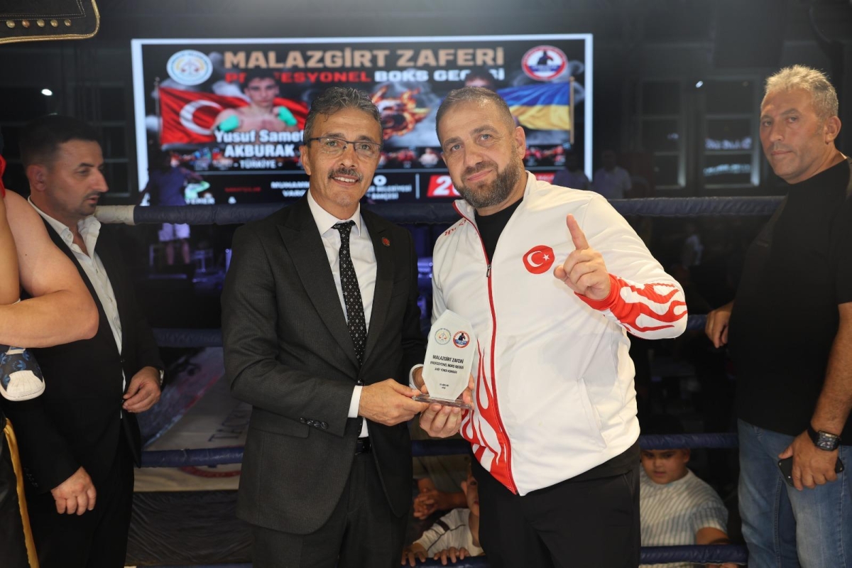 Erenler Belediyesi ile Akburak Spor Kulübü iş birliğinde düzenlenen Malazgirt Zaferi Profesyonel Boks Gecesi ve Akif Yener Konseri, vatandaşların yoğun katılımıyla Erenler Belediyesi bahçesinde gerçekleştirildi.