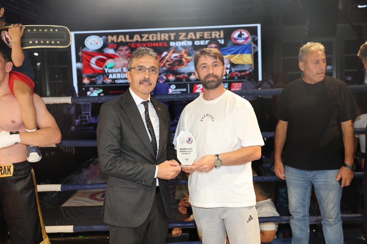 Erenler Belediyesi ile Akburak Spor Kulübü iş birliğinde düzenlenen Malazgirt Zaferi Profesyonel Boks Gecesi ve Akif Yener Konseri, vatandaşların yoğun katılımıyla Erenler Belediyesi bahçesinde gerçekleştirildi.