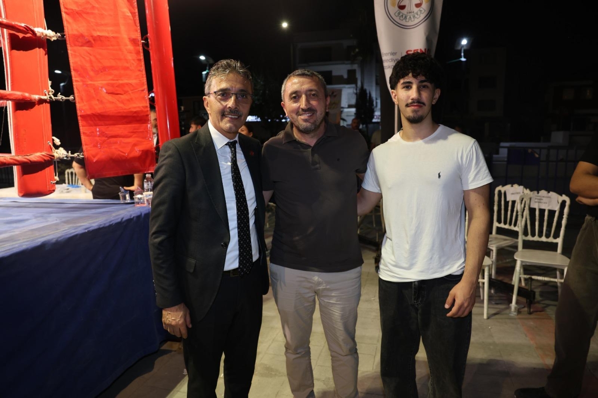 Erenler Belediyesi ile Akburak Spor Kulübü iş birliğinde düzenlenen Malazgirt Zaferi Profesyonel Boks Gecesi ve Akif Yener Konseri, vatandaşların yoğun katılımıyla Erenler Belediyesi bahçesinde gerçekleştirildi.
