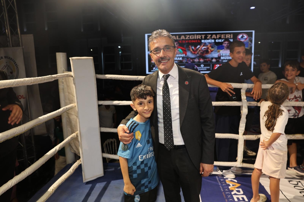 Erenler Belediyesi ile Akburak Spor Kulübü iş birliğinde düzenlenen Malazgirt Zaferi Profesyonel Boks Gecesi ve Akif Yener Konseri, vatandaşların yoğun katılımıyla Erenler Belediyesi bahçesinde gerçekleştirildi.