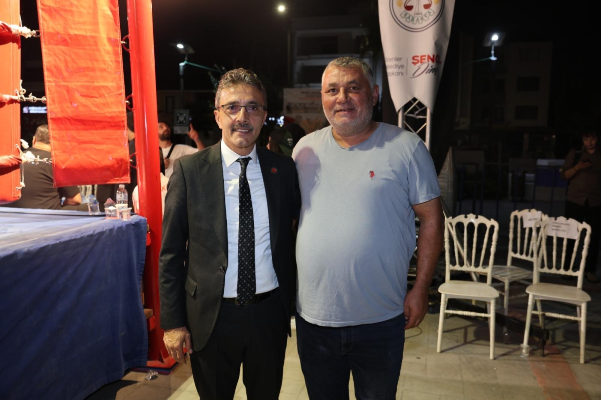 Erenler Belediyesi ile Akburak Spor Kulübü iş birliğinde düzenlenen Malazgirt Zaferi Profesyonel Boks Gecesi ve Akif Yener Konseri, vatandaşların yoğun katılımıyla Erenler Belediyesi bahçesinde gerçekleştirildi.