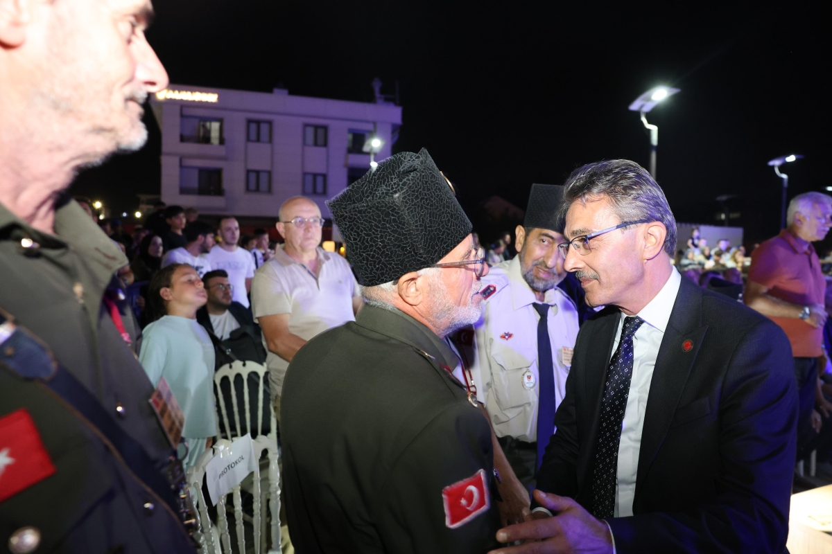 Erenler Belediyesi ile Akburak Spor Kulübü iş birliğinde düzenlenen Malazgirt Zaferi Profesyonel Boks Gecesi ve Akif Yener Konseri, vatandaşların yoğun katılımıyla Erenler Belediyesi bahçesinde gerçekleştirildi.
