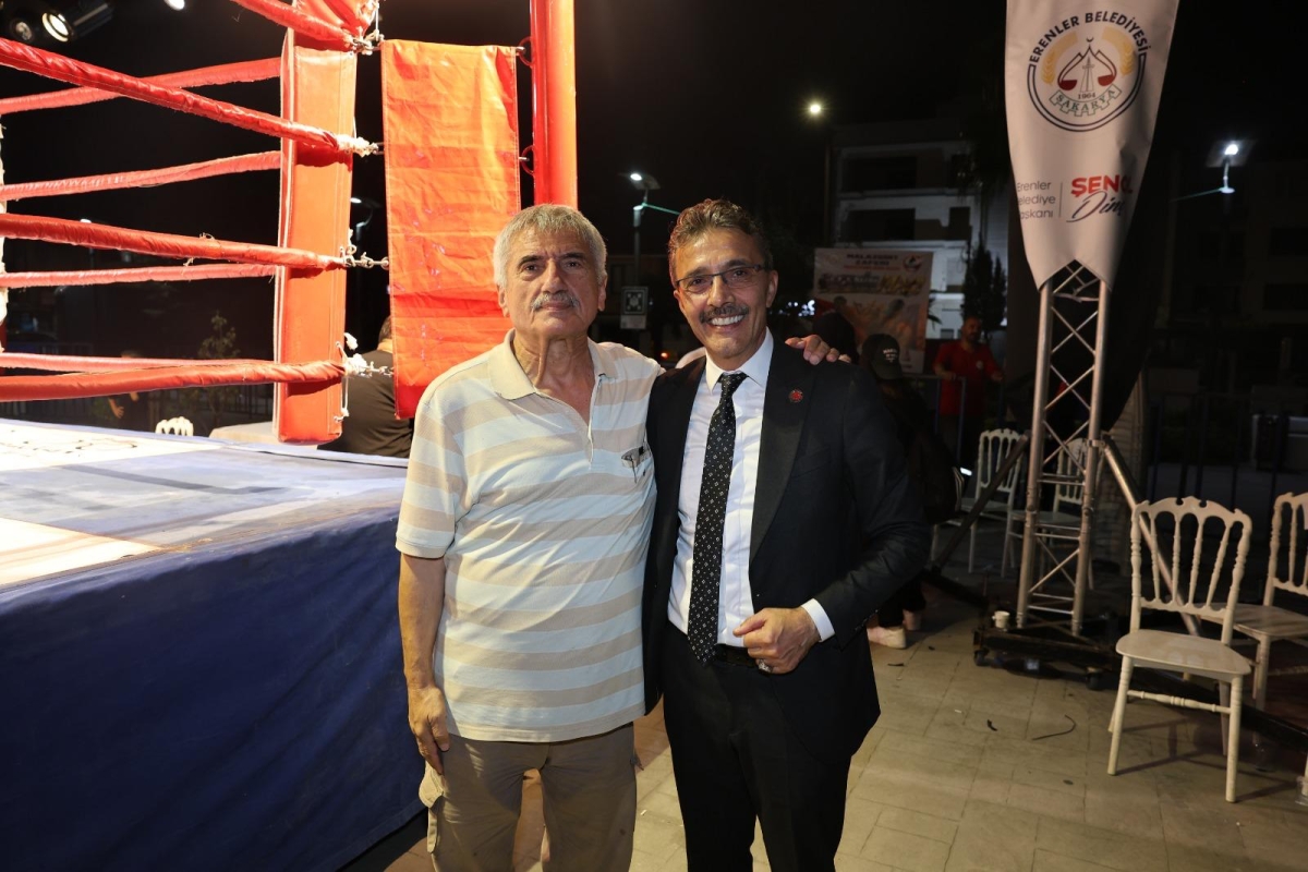 Erenler Belediyesi ile Akburak Spor Kulübü iş birliğinde düzenlenen Malazgirt Zaferi Profesyonel Boks Gecesi ve Akif Yener Konseri, vatandaşların yoğun katılımıyla Erenler Belediyesi bahçesinde gerçekleştirildi.