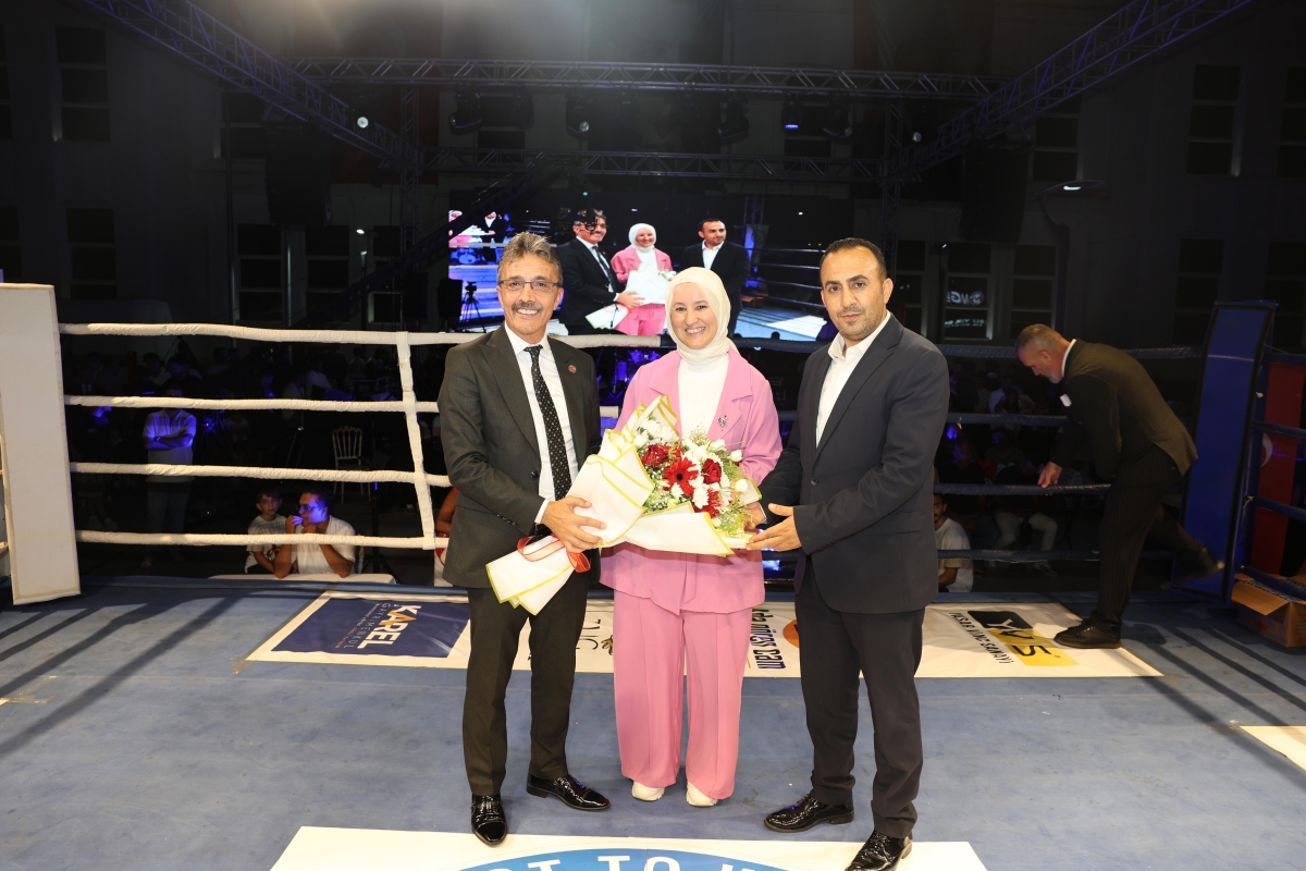 Erenler Belediyesi ile Akburak Spor Kulübü iş birliğinde düzenlenen Malazgirt Zaferi Profesyonel Boks Gecesi ve Akif Yener Konseri, vatandaşların yoğun katılımıyla Erenler Belediyesi bahçesinde gerçekleştirildi.