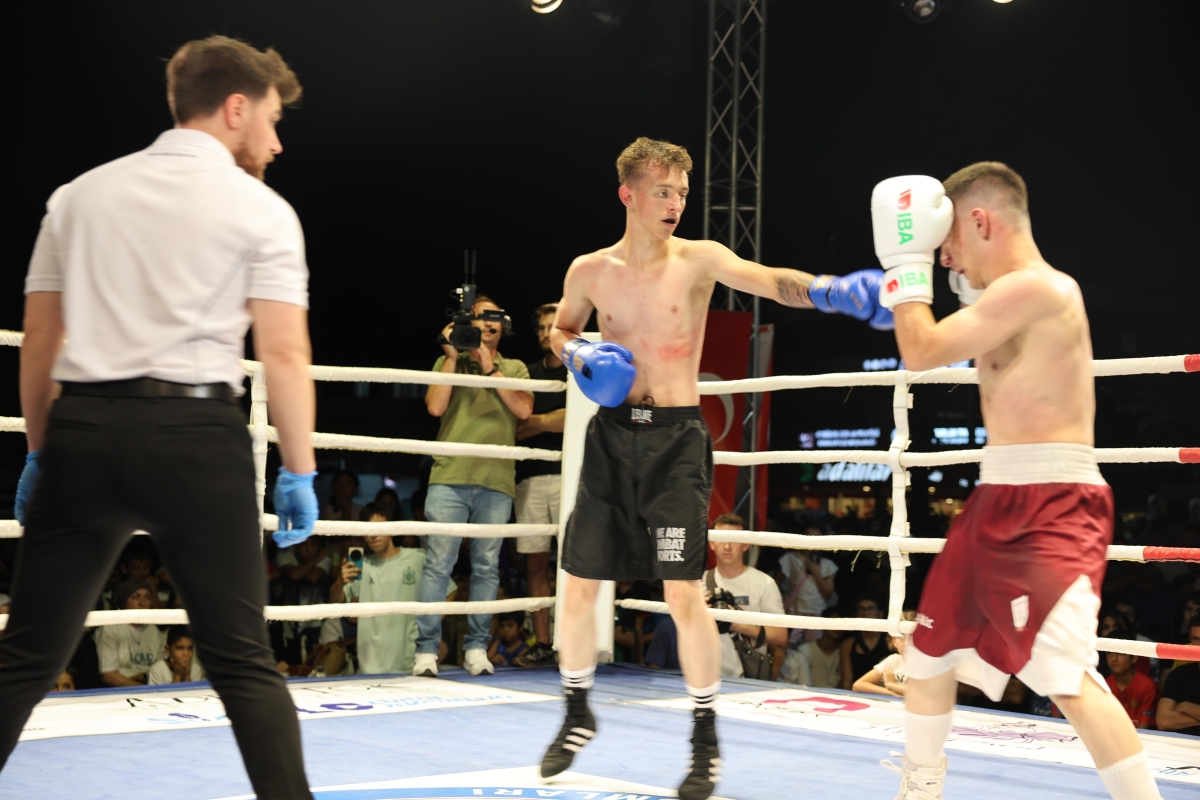Erenler Belediyesi ile Akburak Spor Kulübü iş birliğinde düzenlenen Malazgirt Zaferi Profesyonel Boks Gecesi ve Akif Yener Konseri, vatandaşların yoğun katılımıyla Erenler Belediyesi bahçesinde gerçekleştirildi.
