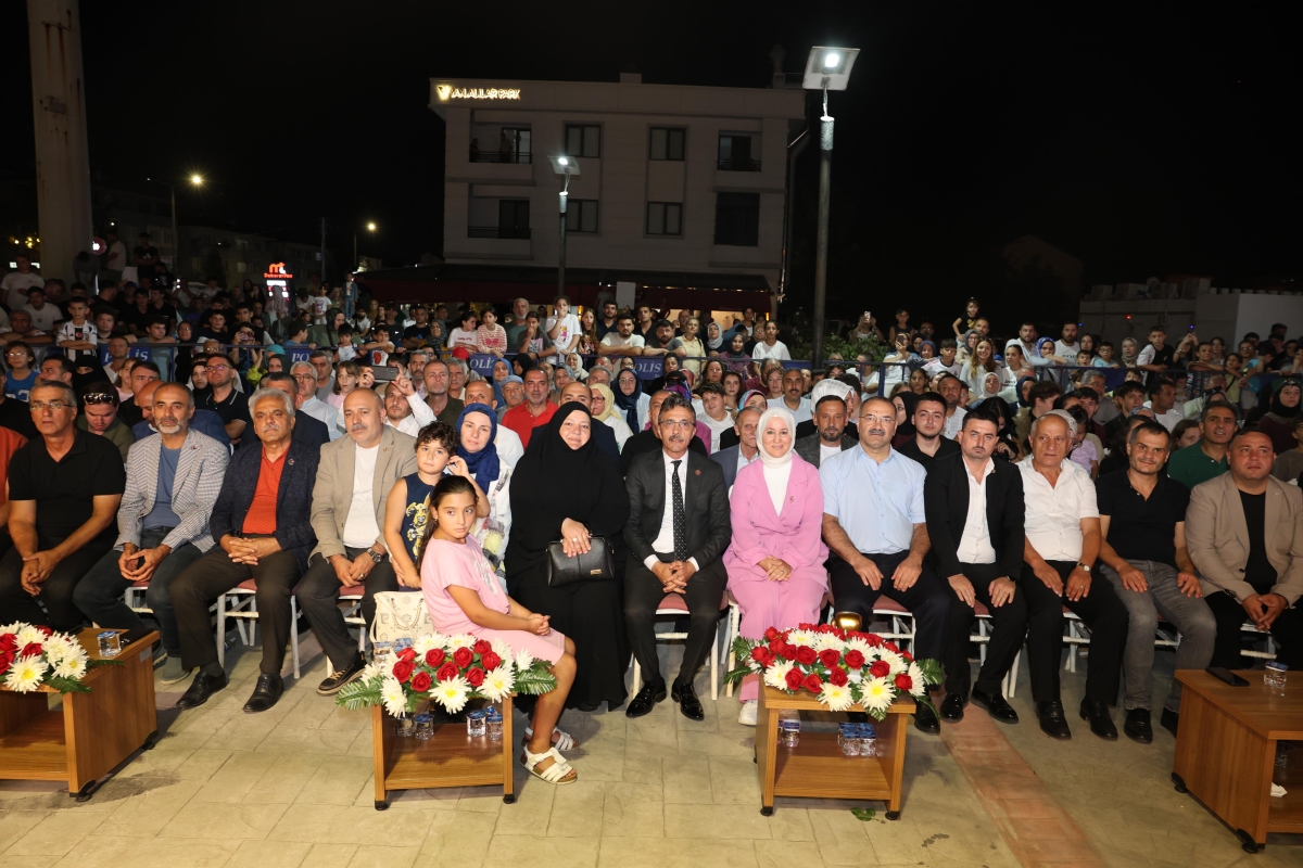 Erenler Belediyesi ile Akburak Spor Kulübü iş birliğinde düzenlenen Malazgirt Zaferi Profesyonel Boks Gecesi ve Akif Yener Konseri, vatandaşların yoğun katılımıyla Erenler Belediyesi bahçesinde gerçekleştirildi.