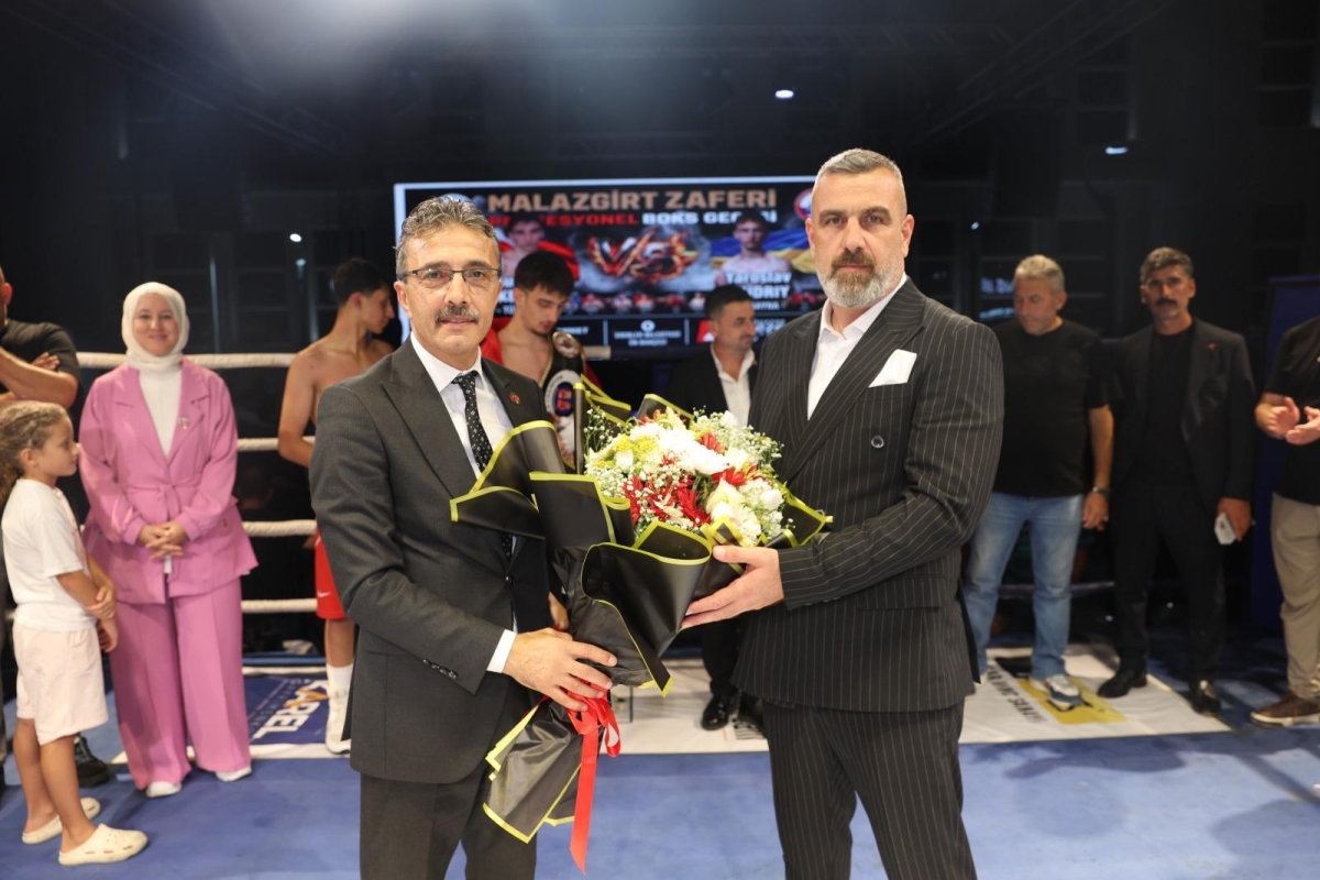 Erenler Belediyesi ile Akburak Spor Kulübü iş birliğinde düzenlenen Malazgirt Zaferi Profesyonel Boks Gecesi ve Akif Yener Konseri, vatandaşların yoğun katılımıyla Erenler Belediyesi bahçesinde gerçekleştirildi.