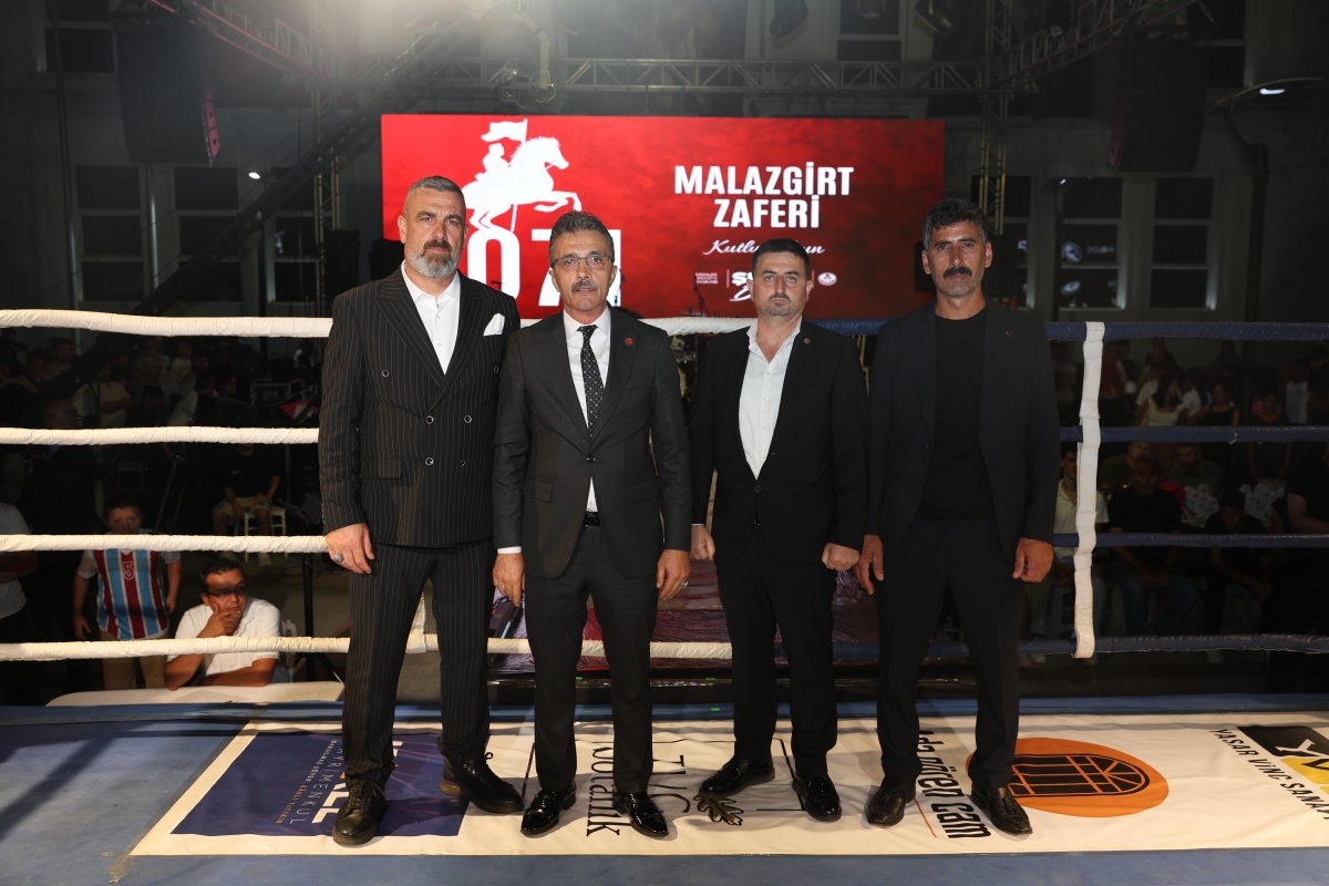 Erenler Belediyesi ile Akburak Spor Kulübü iş birliğinde düzenlenen Malazgirt Zaferi Profesyonel Boks Gecesi ve Akif Yener Konseri, vatandaşların yoğun katılımıyla Erenler Belediyesi bahçesinde gerçekleştirildi.