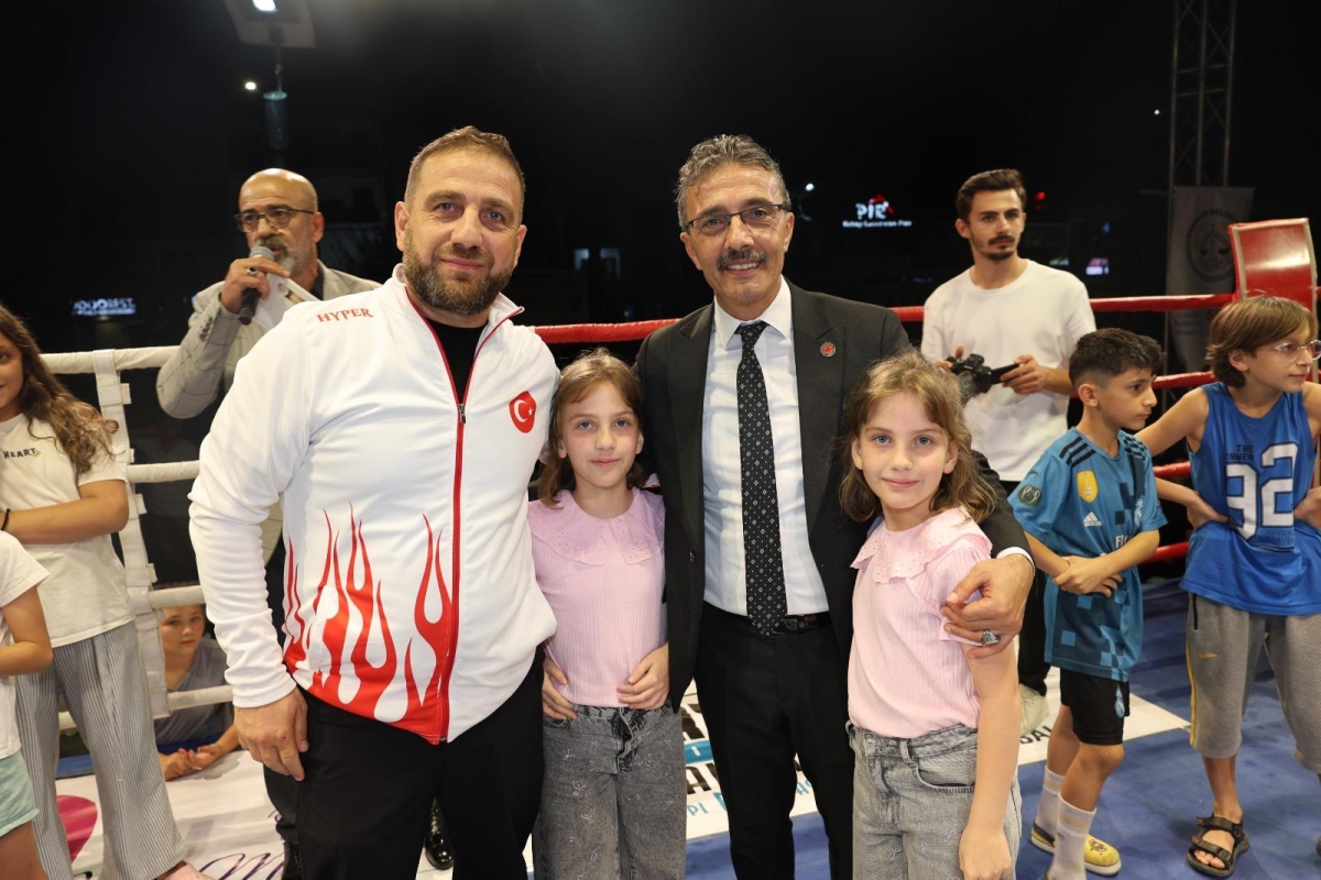 Erenler Belediyesi ile Akburak Spor Kulübü iş birliğinde düzenlenen Malazgirt Zaferi Profesyonel Boks Gecesi ve Akif Yener Konseri, vatandaşların yoğun katılımıyla Erenler Belediyesi bahçesinde gerçekleştirildi.