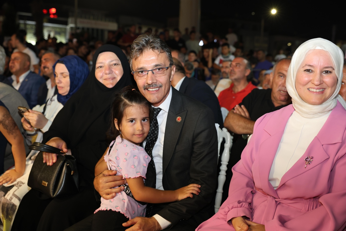 Erenler Belediyesi ile Akburak Spor Kulübü iş birliğinde düzenlenen Malazgirt Zaferi Profesyonel Boks Gecesi ve Akif Yener Konseri, vatandaşların yoğun katılımıyla Erenler Belediyesi bahçesinde gerçekleştirildi.