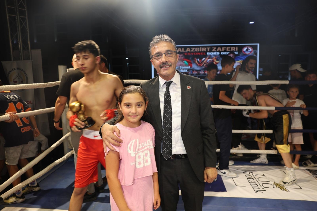 Erenler Belediyesi ile Akburak Spor Kulübü iş birliğinde düzenlenen Malazgirt Zaferi Profesyonel Boks Gecesi ve Akif Yener Konseri, vatandaşların yoğun katılımıyla Erenler Belediyesi bahçesinde gerçekleştirildi.