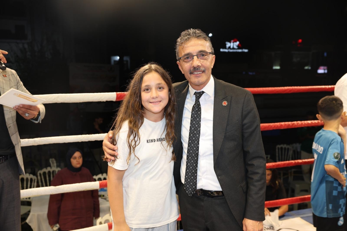 Erenler Belediyesi ile Akburak Spor Kulübü iş birliğinde düzenlenen Malazgirt Zaferi Profesyonel Boks Gecesi ve Akif Yener Konseri, vatandaşların yoğun katılımıyla Erenler Belediyesi bahçesinde gerçekleştirildi.