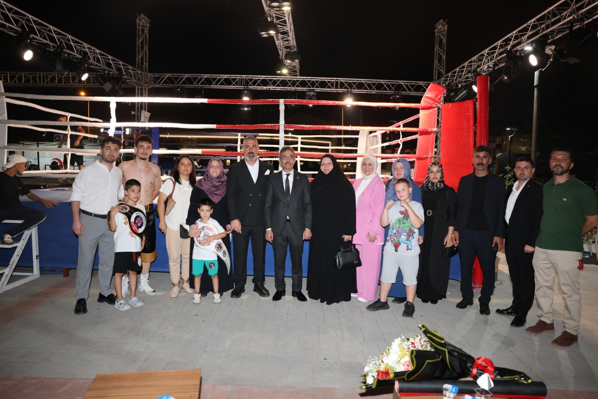 Erenler Belediyesi ile Akburak Spor Kulübü iş birliğinde düzenlenen Malazgirt Zaferi Profesyonel Boks Gecesi ve Akif Yener Konseri, vatandaşların yoğun katılımıyla Erenler Belediyesi bahçesinde gerçekleştirildi.
