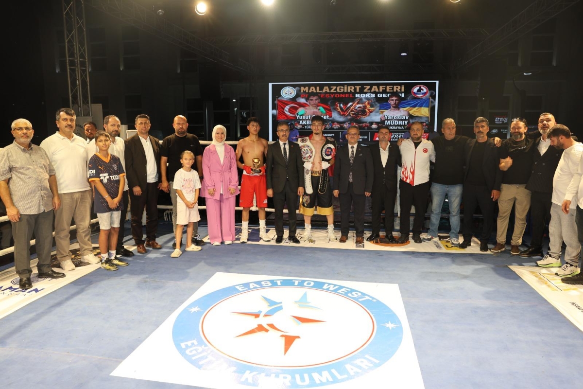 Erenler Belediyesi ile Akburak Spor Kulübü iş birliğinde düzenlenen Malazgirt Zaferi Profesyonel Boks Gecesi ve Akif Yener Konseri, vatandaşların yoğun katılımıyla Erenler Belediyesi bahçesinde gerçekleştirildi.