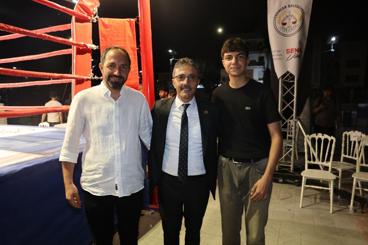 Erenler Belediyesi ile Akburak Spor Kulübü iş birliğinde düzenlenen Malazgirt Zaferi Profesyonel Boks Gecesi ve Akif Yener Konseri, vatandaşların yoğun katılımıyla Erenler Belediyesi bahçesinde gerçekleştirildi.