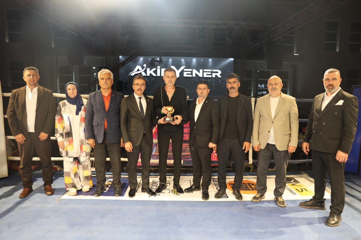 Erenler Belediyesi ile Akburak Spor Kulübü iş birliğinde düzenlenen Malazgirt Zaferi Profesyonel Boks Gecesi ve Akif Yener Konseri, vatandaşların yoğun katılımıyla Erenler Belediyesi bahçesinde gerçekleştirildi.