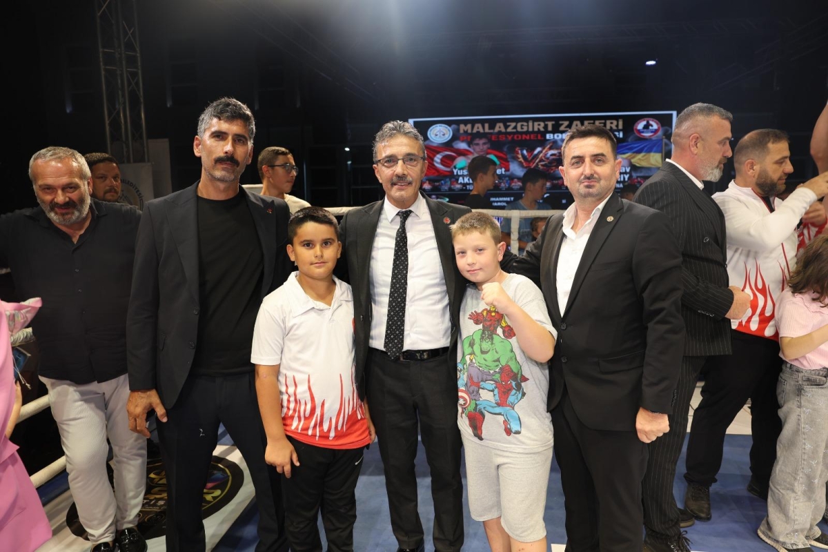 Erenler Belediyesi ile Akburak Spor Kulübü iş birliğinde düzenlenen Malazgirt Zaferi Profesyonel Boks Gecesi ve Akif Yener Konseri, vatandaşların yoğun katılımıyla Erenler Belediyesi bahçesinde gerçekleştirildi.