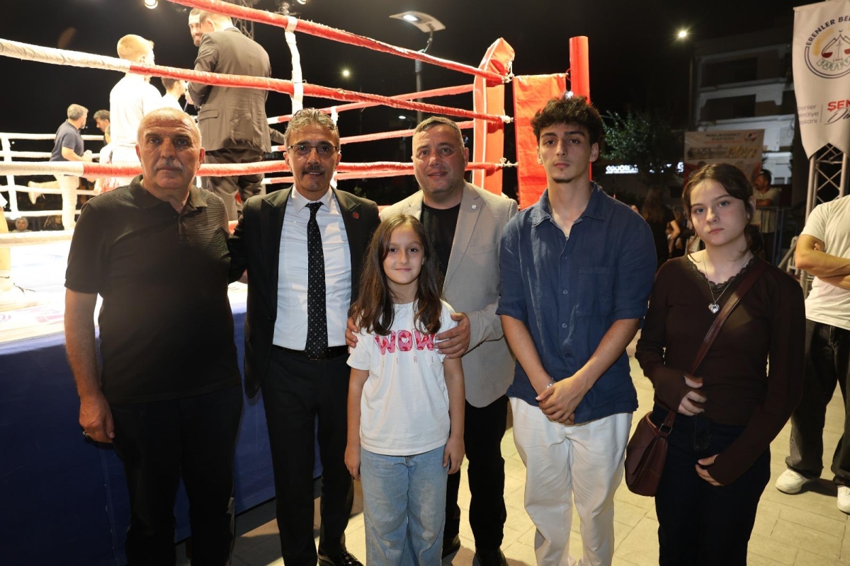 Erenler Belediyesi ile Akburak Spor Kulübü iş birliğinde düzenlenen Malazgirt Zaferi Profesyonel Boks Gecesi ve Akif Yener Konseri, vatandaşların yoğun katılımıyla Erenler Belediyesi bahçesinde gerçekleştirildi.