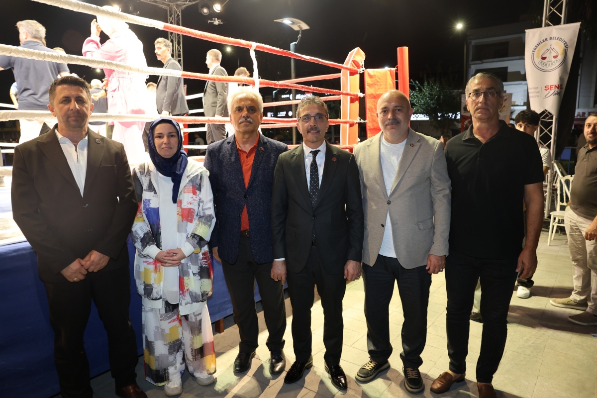Erenler Belediyesi ile Akburak Spor Kulübü iş birliğinde düzenlenen Malazgirt Zaferi Profesyonel Boks Gecesi ve Akif Yener Konseri, vatandaşların yoğun katılımıyla Erenler Belediyesi bahçesinde gerçekleştirildi.