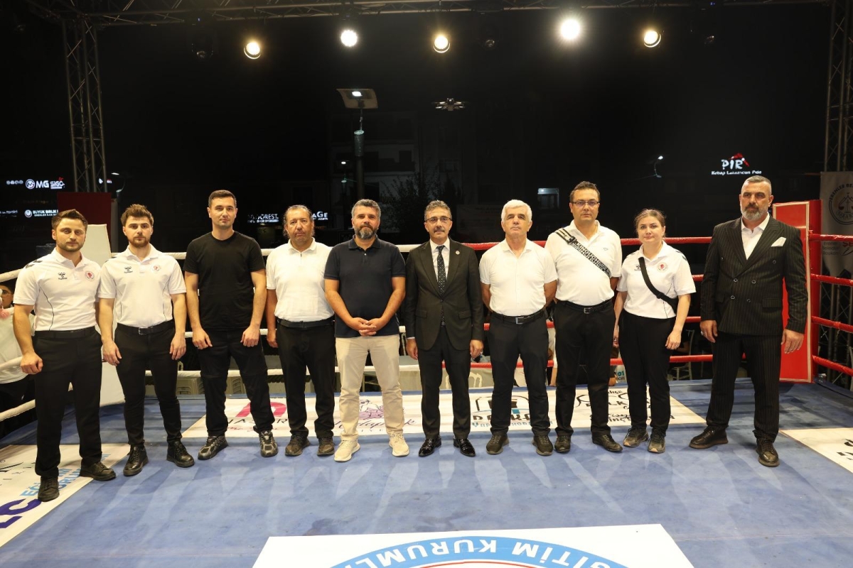 Erenler Belediyesi ile Akburak Spor Kulübü iş birliğinde düzenlenen Malazgirt Zaferi Profesyonel Boks Gecesi ve Akif Yener Konseri, vatandaşların yoğun katılımıyla Erenler Belediyesi bahçesinde gerçekleştirildi.