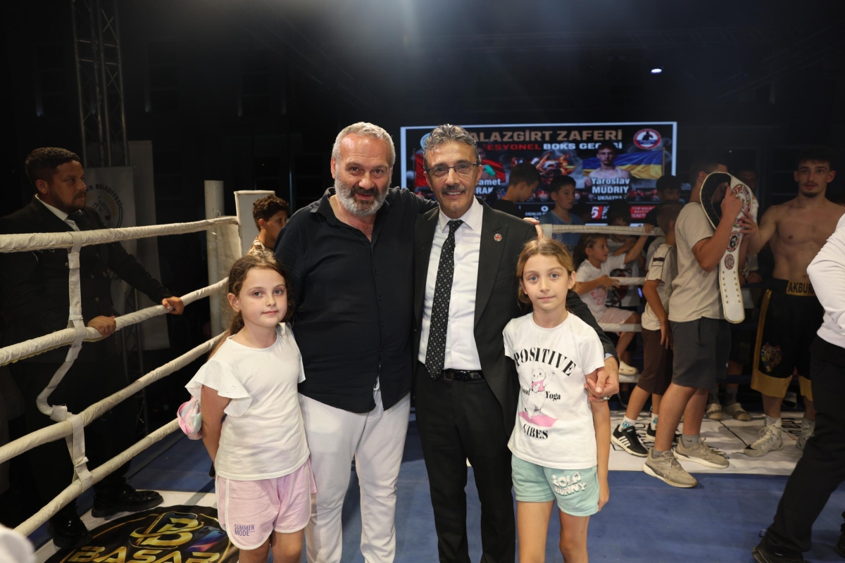 Erenler Belediyesi ile Akburak Spor Kulübü iş birliğinde düzenlenen Malazgirt Zaferi Profesyonel Boks Gecesi ve Akif Yener Konseri, vatandaşların yoğun katılımıyla Erenler Belediyesi bahçesinde gerçekleştirildi.